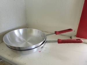 lot 37085 image: (2) Don Stainless 10.5 Pans