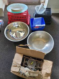 lot 37113 image: Misc Entertainment Serving Dishes  Bowls  Baskets  Wine Glasses