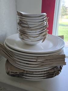 lot 37119 image: 12 Superior Plates And 12 Bowls