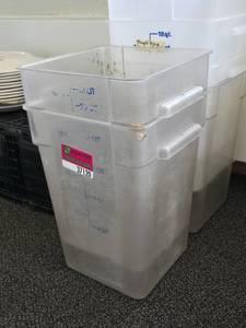 lot 37120 image: Lot Of 18qt Cold Storage Containers