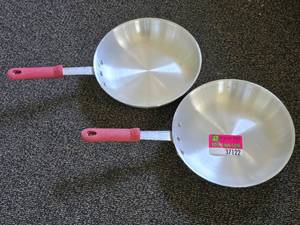 lot 37122 image: Lot Of 2 10in DON Skillets