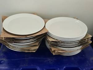 lot 37123 image: Lot Of 27 Oneida 9in Plates