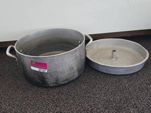 lot 37127 image: Lot W Large Pot and Baking Pan