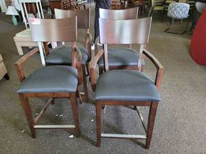 lot 37165 image: 4 Barstools