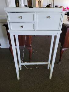 lot 37173 image: White Entry Table