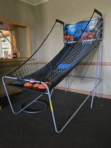 lot 37293 image: 6.8ft Basketball Game