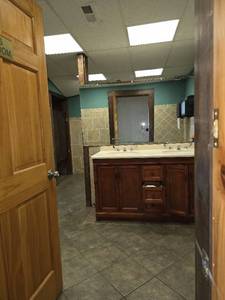 lot 37306 image: Contents of Mens Room (Furnace Not Included)