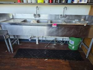 lot 37322 image: Stainless Steel 4-Bay Bar Sink