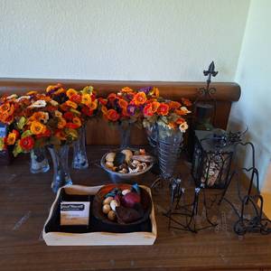 lot 37352 image: Lot Of Home Decor - Faux Flowers And Poperti