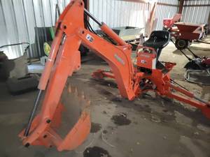 lot 1897 image: Kubota Backhoe Attachment - Model BH92