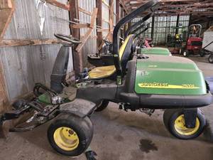 lot 1910 image: John Deere 2500 GREENMASTER Mower