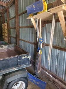 lot 27035 image: (6) Snow Shovels