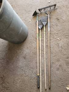 lot 27040 image: (3) Rakes And (1) Garden Hoe