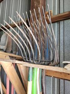 lot 27042 image: (5) Bedding Forks
