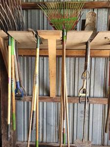 lot 27043 image: (8) Yard Rakes