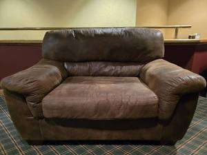lot 37394 image: Ashley Furniture Oversized Brown Chair