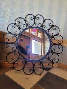 lot 37412 image: 38 Elegant Round Pier One Mirror