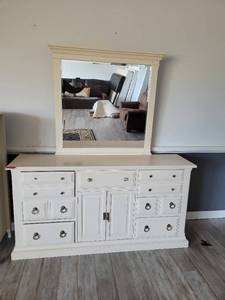 lot 37426 image: Broyhill Drawer Dresser With Mirror