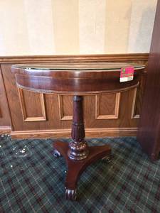 lot 27076 image: 36in Round Mohogany Table
