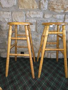 lot 27091 image: (2) Oak Bar Stools