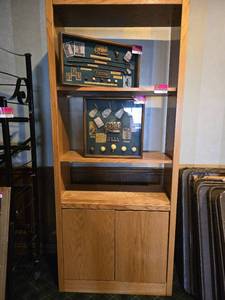 lot 27107 image: 6ft Oak Book Shelf
