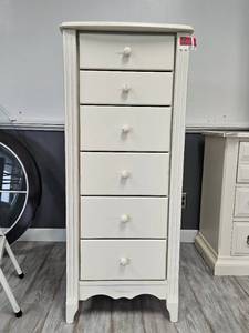 lot 37427 image: Lingerie Chest