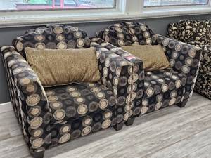 lot 37431 image: Set Of 2 Spotted Sofa Chairs With Gold Cushions