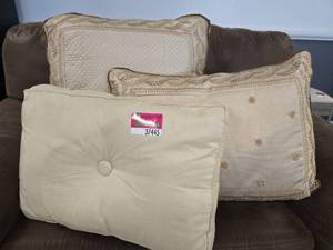 lot 37446 image: Lot Of 3 Decorative Pillows