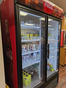 lot 37476 image: TRUE Model GDM-43EM-LD Display Refrigerator