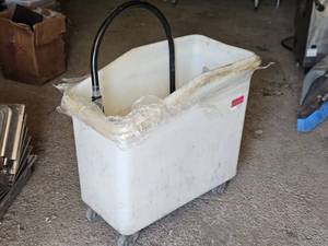 lot 50554 image: Dry Bin Full Of 9in Plates, W Heat Lamp