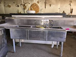 lot 28010 image: 3 Bay Stainless Steel Sink W Left And Right Side Drainboard