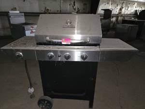 lot 28040 image: Char-Broil Propane Grill