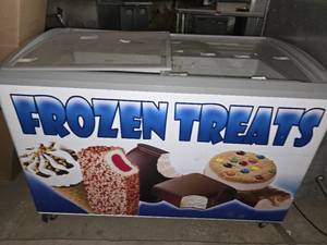 lot 28055 image: FROZEN Treats Model VB-5HC Freezer Chest Showcase