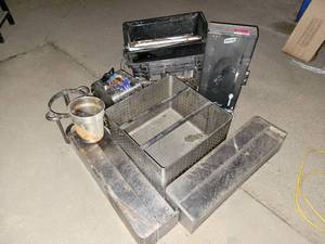 lot 50585 image: Large Lot Of Assorted Items.