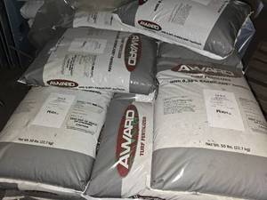 lot 50599 image: Lot Of 5 Bags Of Award Turf Fertilizer W 0.38% Barricade Herbicide