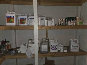 lot 33077 image: Contents Of Shelf (Assorted Lawn Care and Fertilizer Solutions)