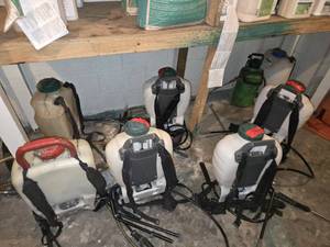 lot 33079 image: (6) Backpack Fertilizer Sprayer