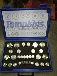 lot 33092 image: Tompkins Plug Kit