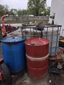lot 33118 image: (2) Barrels and Water Crate
