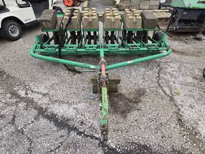 lot 33127 image: John Deere Aerator