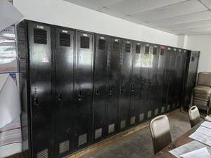 lot 33131 image: Lot Of Lockers
