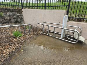 lot 46520 image: Lifeguard Chair And Pool Ladder
