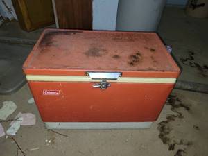 lot 81615 image: Contents Of Room 6 - Does NOT include tripod yellow light