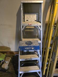 lot 81644 image: (2) Aluminum Ladders