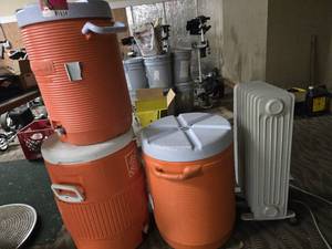 lot 81655 image: 4 Recreational Rubbermaid Coolers  Drink Dispensers And Heater
