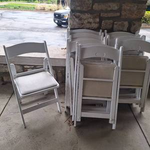 lot 27142 image: (5) Plastic Gladiator Folding Chairs