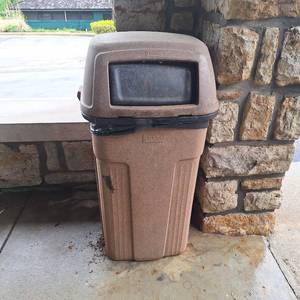 lot 27148 image: Commercial&nbspTrash Can