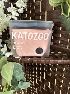 lot 1384 image: KATOZOO Dog Treat Pouch with Pet Training Clicker, Dog Training Treat Pouch Kit, Magnetic Closure, Hands-Free Training. pink