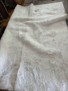 lot 1404 image: Large white shag area rug approx 9x7 with black door