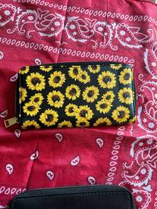 lot 1447 image: sunflower wallet with cardholder beautiful gently used